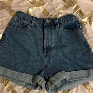 BDG SIZE 26 HIGH WAISTED MEDIUM WASH MOM SHORTS